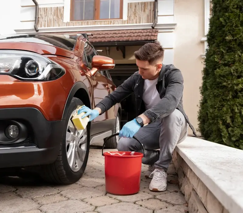 Lavage auto à domicile Orange : professionnel intervenant sur un véhicule